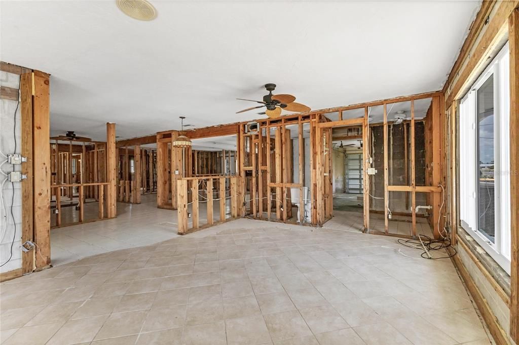 Empty room, Interior