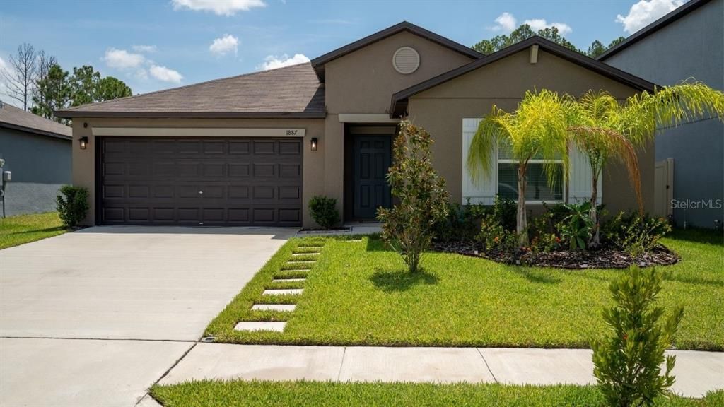 Attached, Exterior, Facade, Ranch