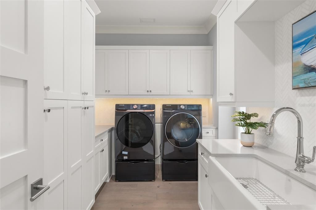 Interior, Washer, Wood Texture Flooring