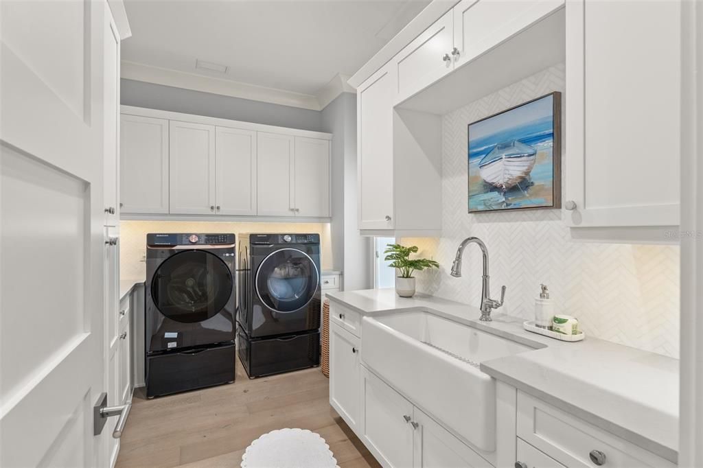 Interior, Washer, Wood Texture Flooring