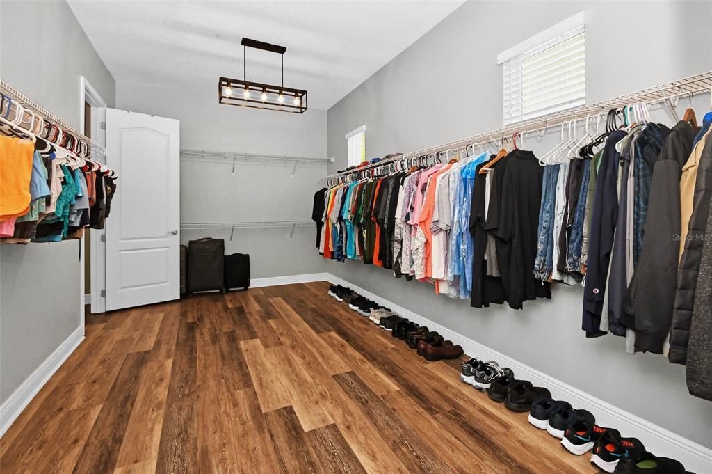 Interior, Pendant Lights, Walk-in Closets, Wood Texture Flooring