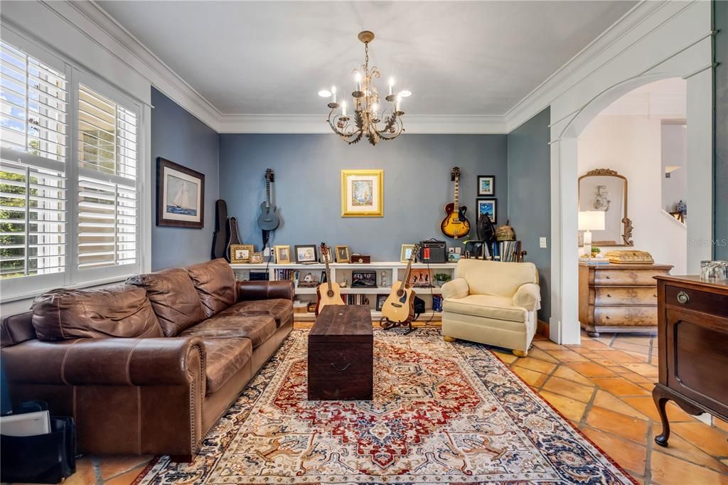 Chandelier, Interior, Living room