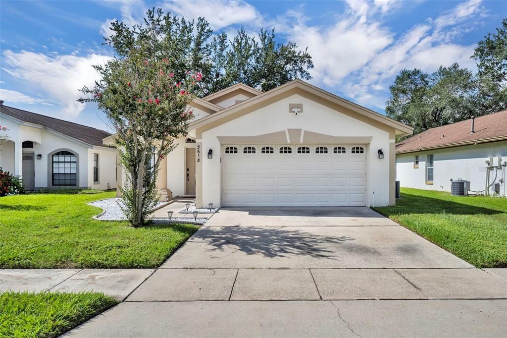 Attached, Exterior, Facade, Ranch