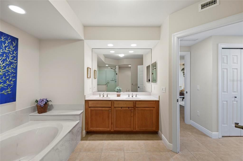 Bathroom, Dual Sink Vanities, Interior, Recessed Lighting