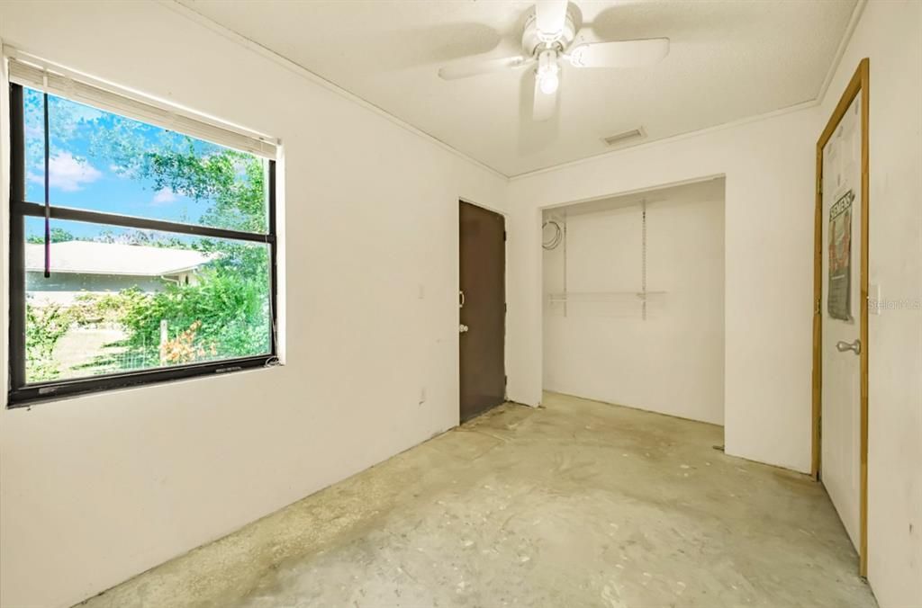 Empty room, Interior
