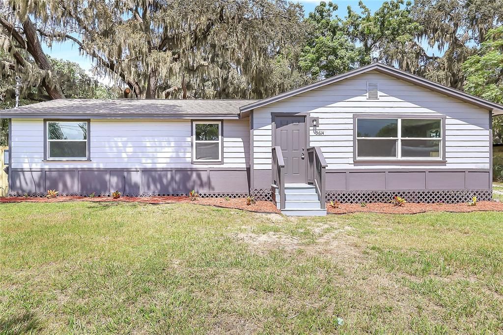 Exterior, Facade, Ranch