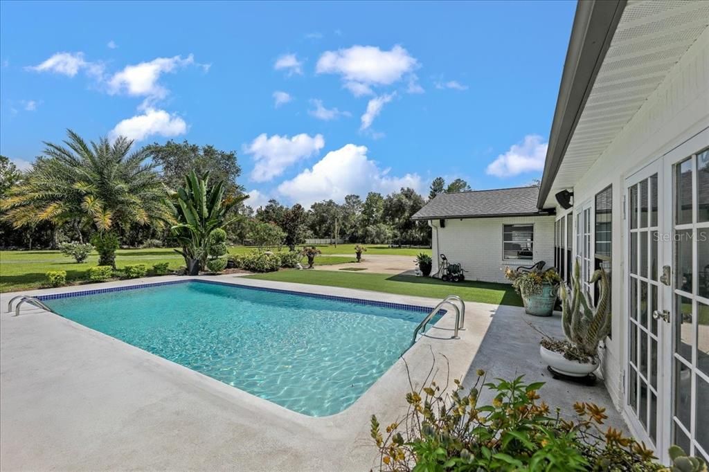 Exterior, Pool