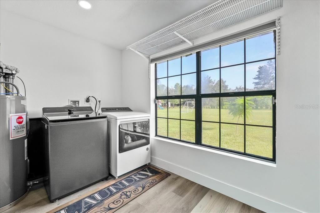 Interior, Recessed Lighting, Washer, Wood Texture Flooring