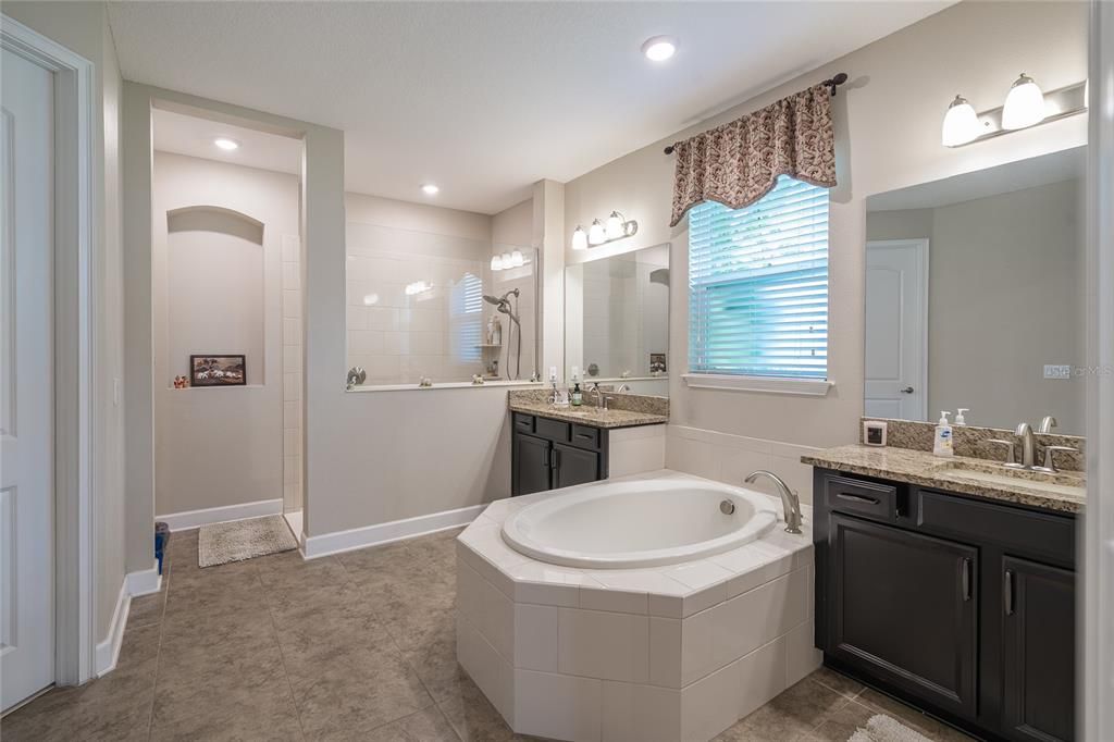 Bathroom, Dual Sink Vanities, Interior, Recessed Lighting