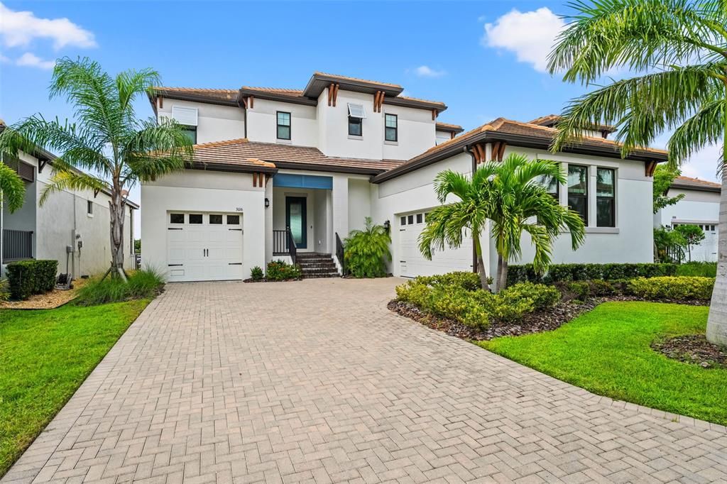 Attached, Exterior, Facade, Mediterranean