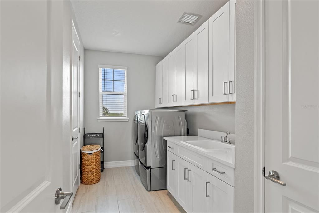 Interior, Washer, Wood Texture Flooring