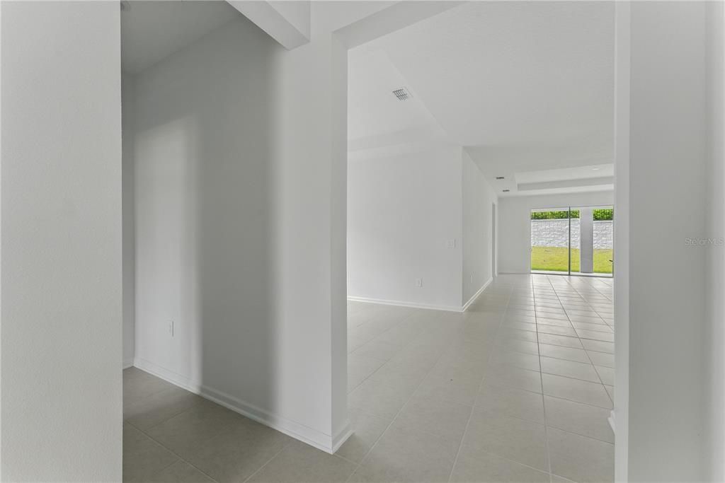 Empty room, Interior