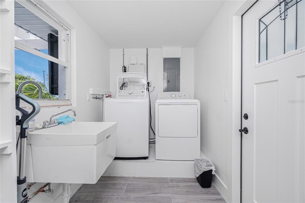 Interior, Utility Closets, Washer, Wood Texture Flooring
