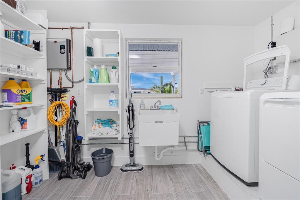 Interior, Washer, Wood Texture Flooring