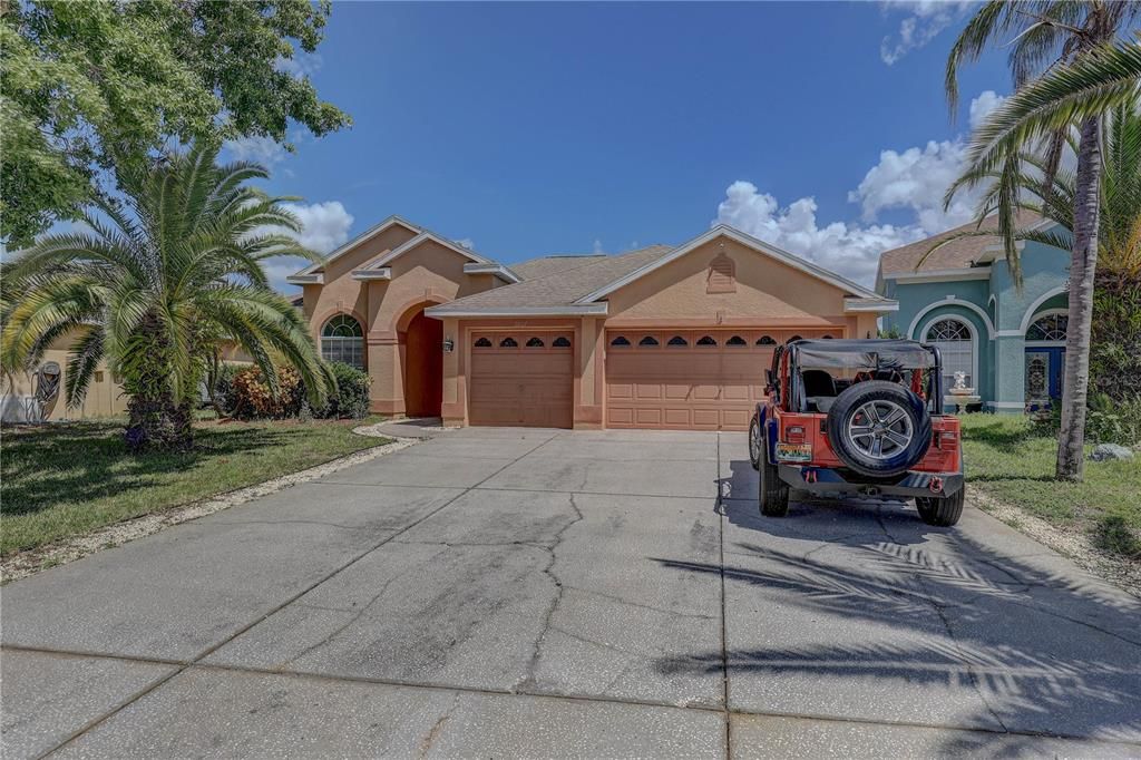 Attached, Exterior, Facade, Mediterranean