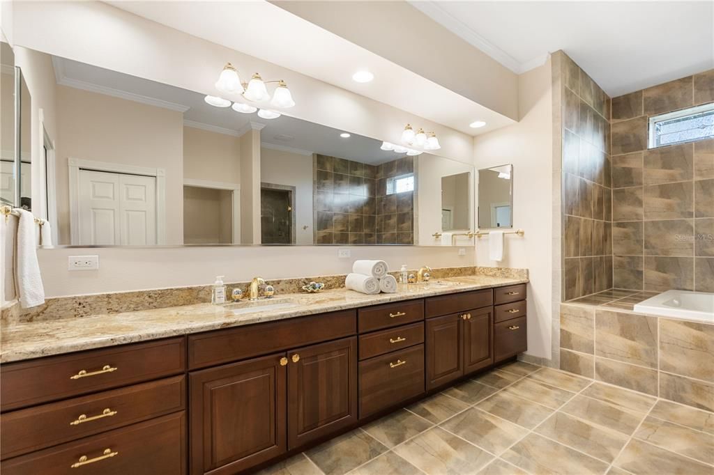Bathroom, Dual Sink Vanities, Interior, Recessed Lighting