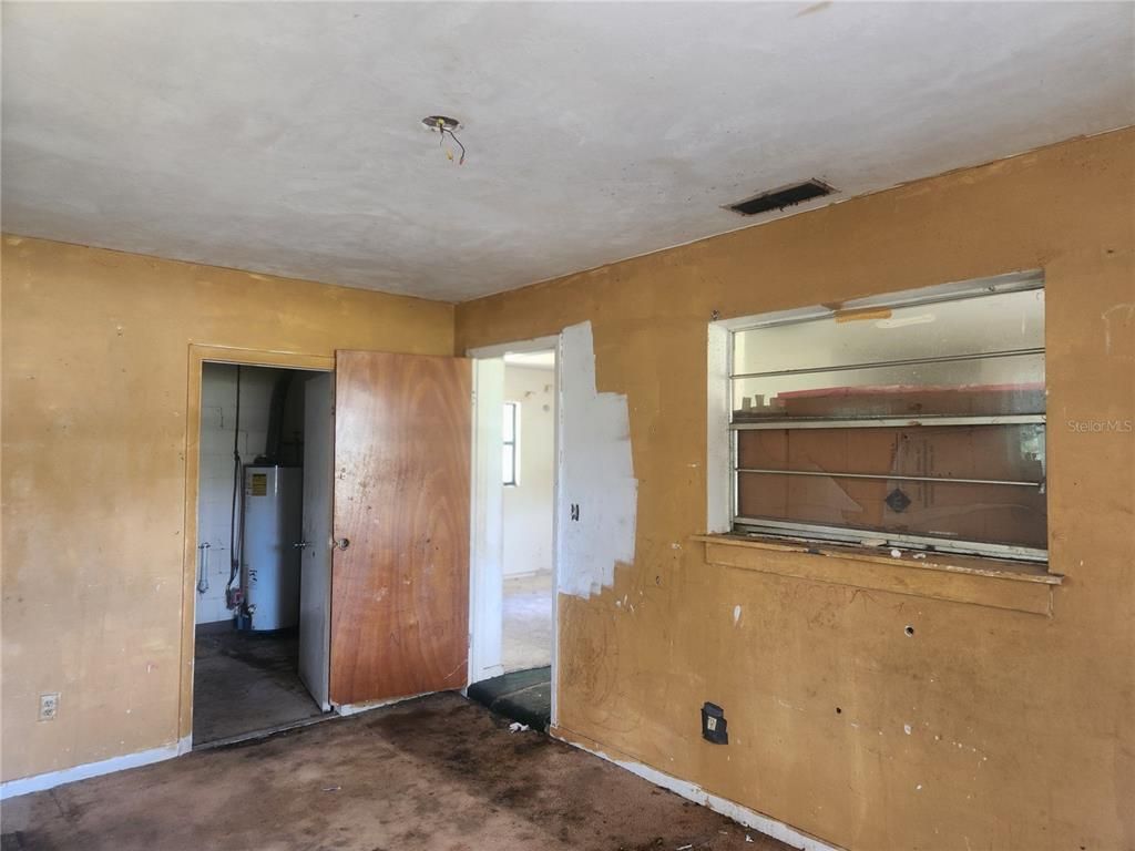 Empty room, Interior