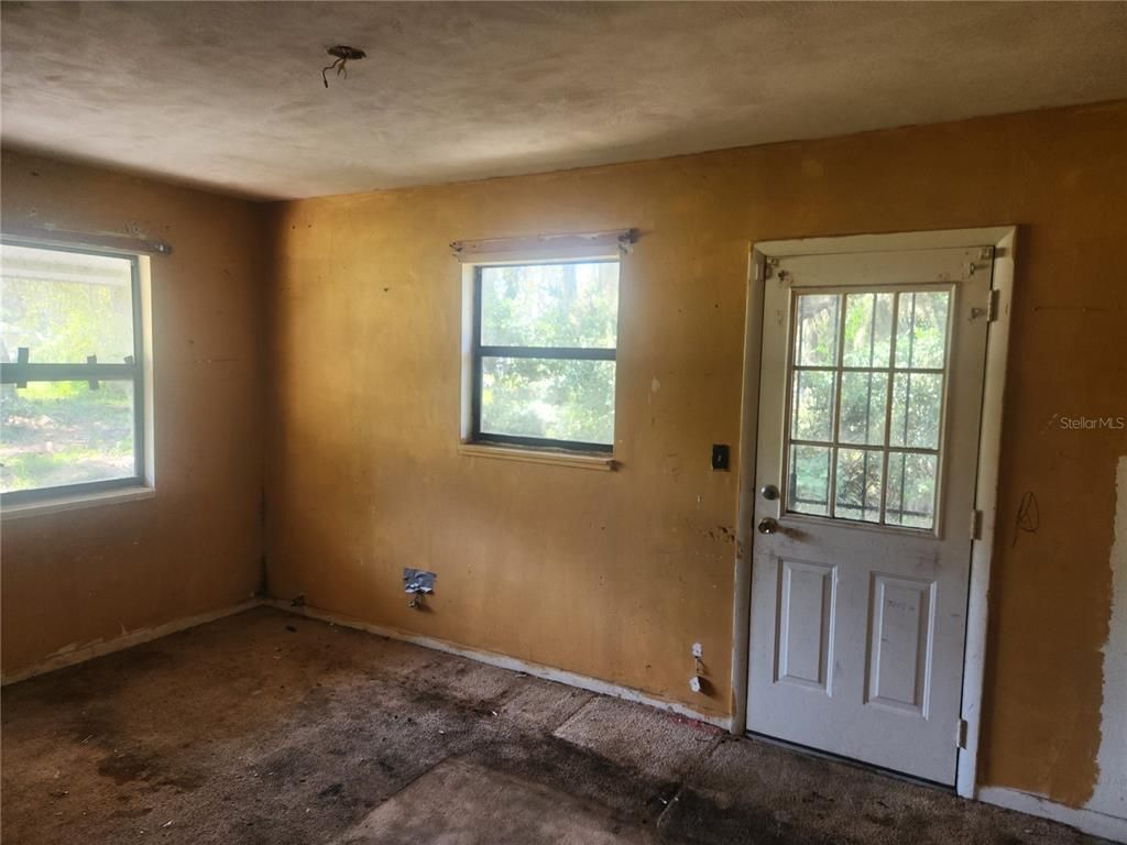 Empty room, Interior