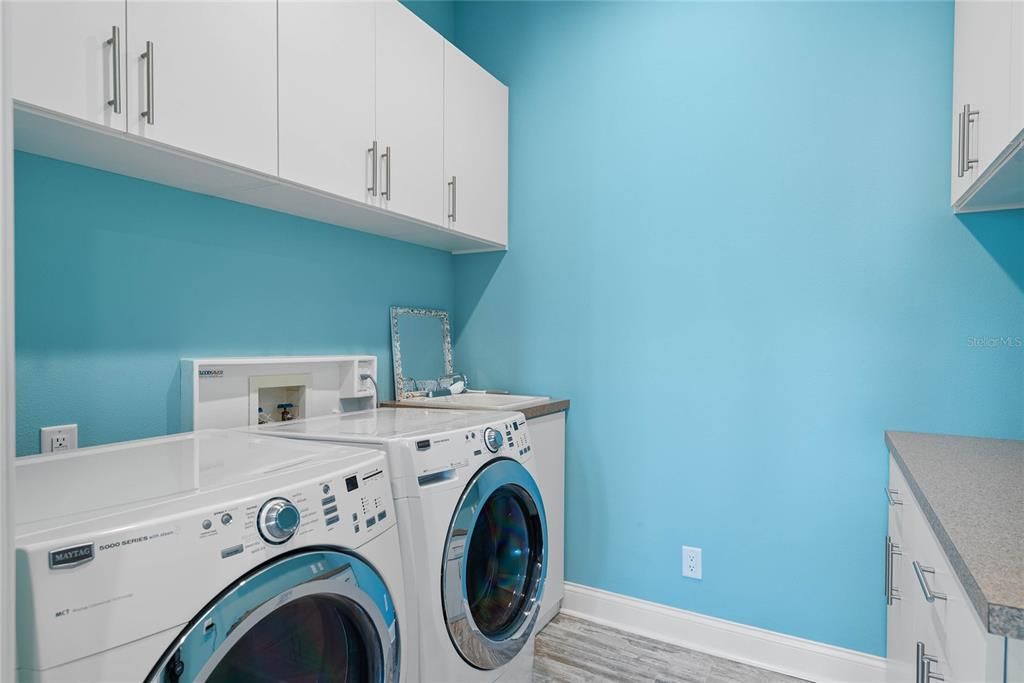 Interior, Washer, Wood Texture Flooring