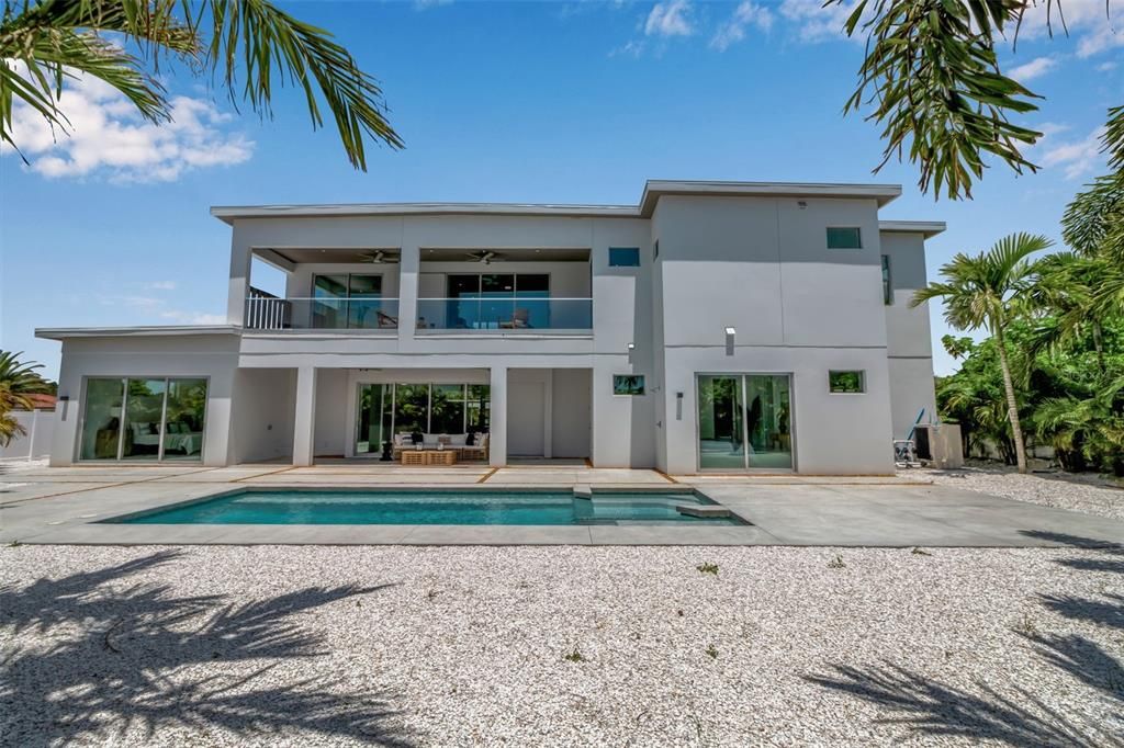 Exterior, Facade, Pool, Modern
