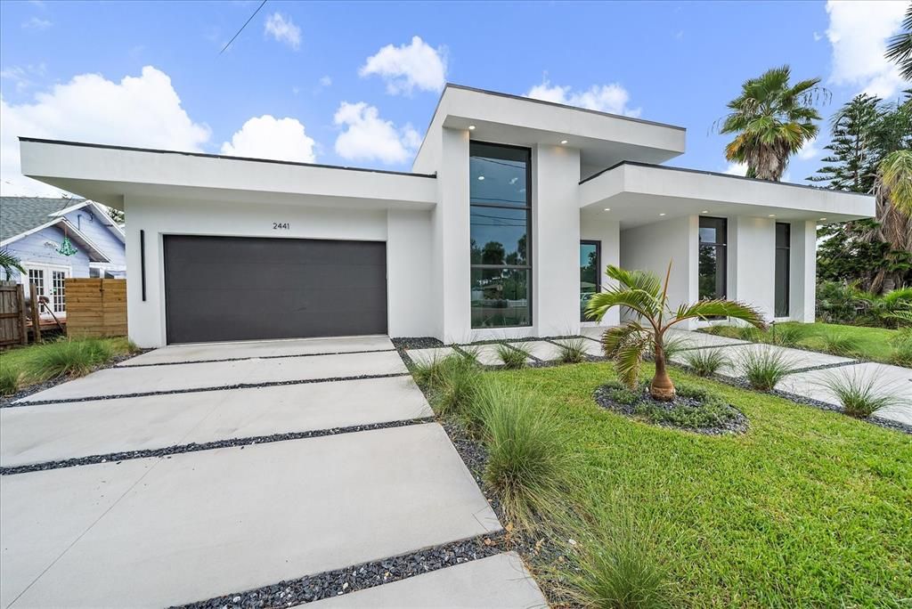 Attached, Backyard, Exterior, Facade, Modern