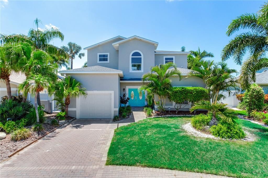 Attached, Exterior, Facade, Mediterranean