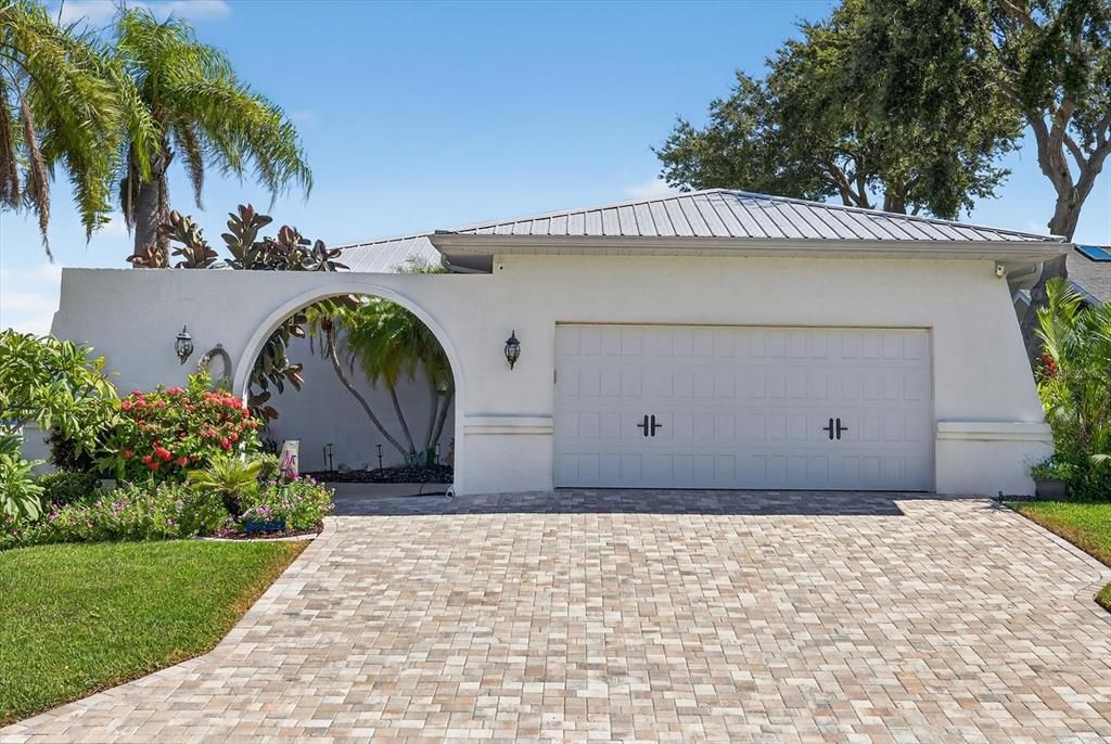 Attached, Exterior, Facade, Ranch