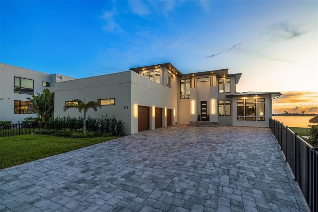 Attached, Backyard, Exterior, Facade, Modern