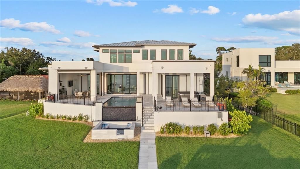 Backyard, Exterior, Facade, Pool, Solar Panels, Modern
