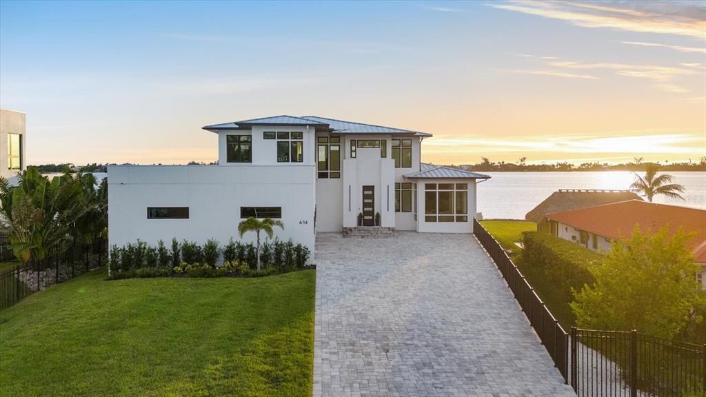 Backyard, Exterior, Facade, Water, Modern