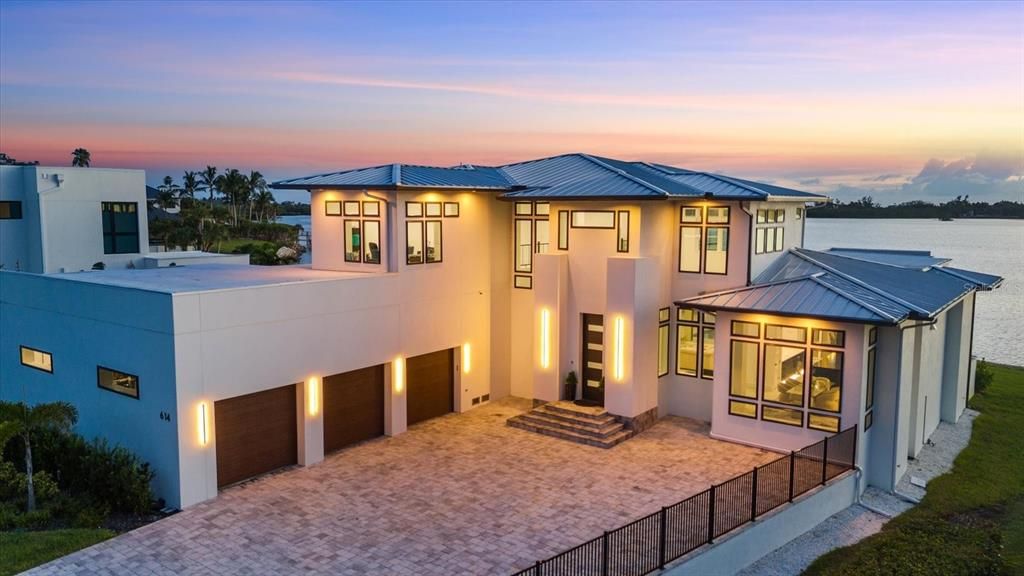 Attached, Exterior, Facade, Water, Modern