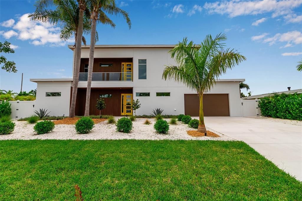 Attached, Backyard, Exterior, Facade, Modern