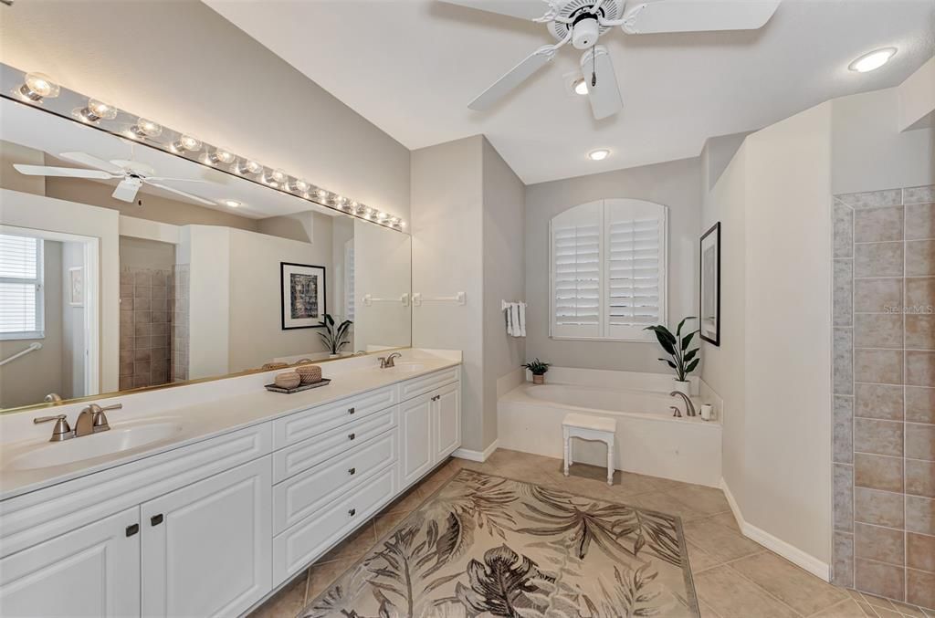 Bathroom, Dual Sink Vanities, Interior, Recessed Lighting