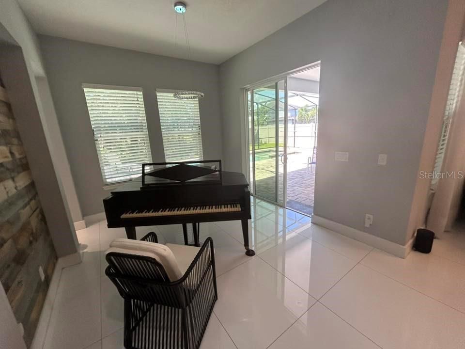 Interior, Piano