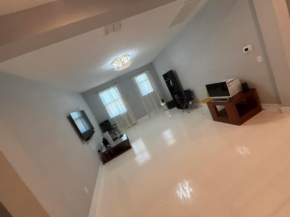 Empty room, Interior
