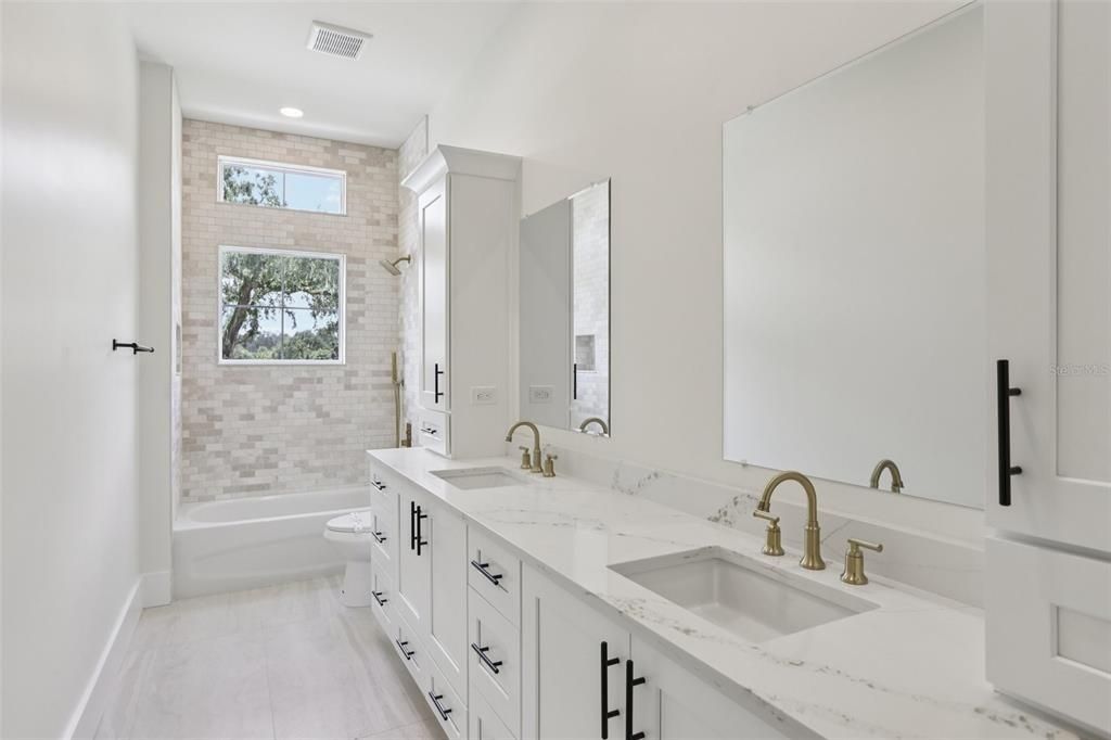 Bathroom, Dual Sink Vanities, Interior, Recessed Lighting
