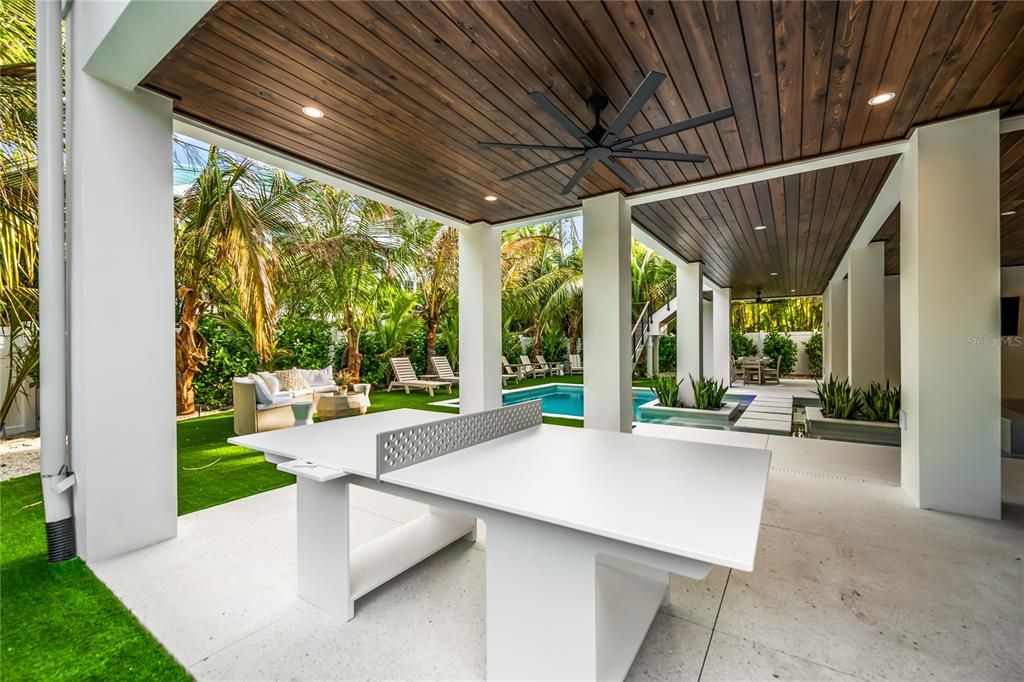 Exterior, Outdoor Kitchen, Pool