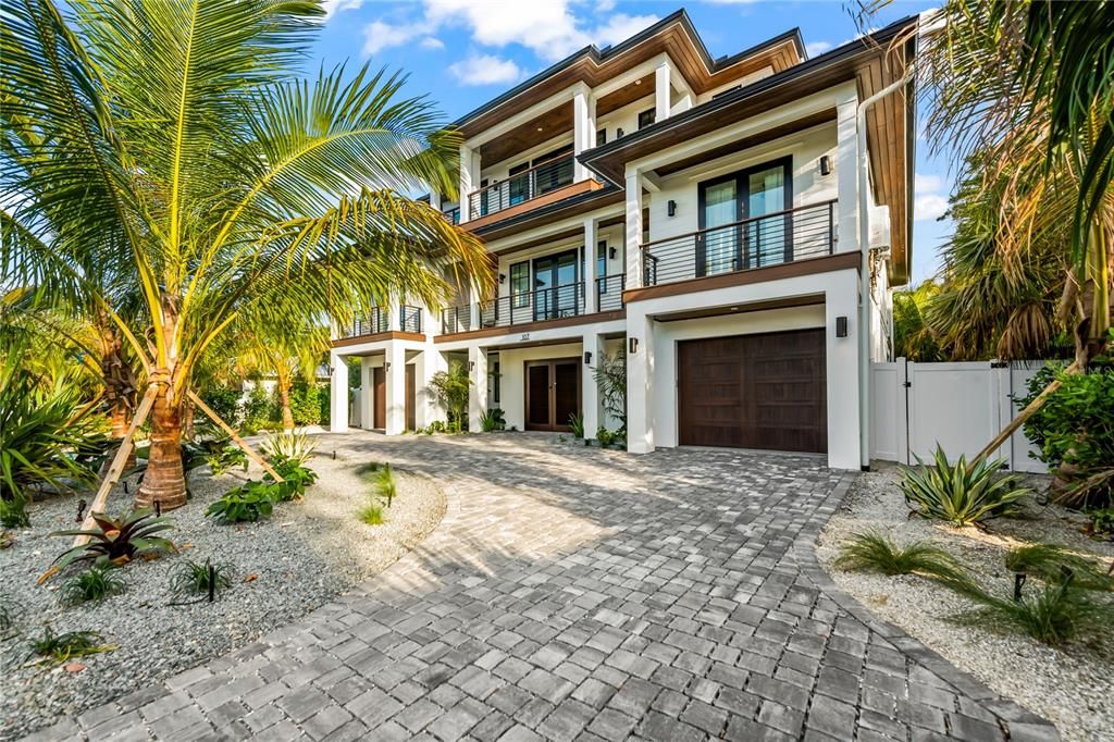 Attached, Exterior, Facade, Modern