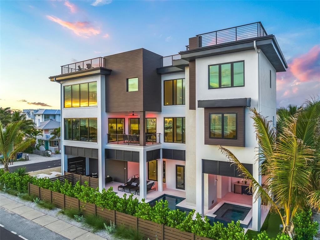 Exterior, Facade, Modern