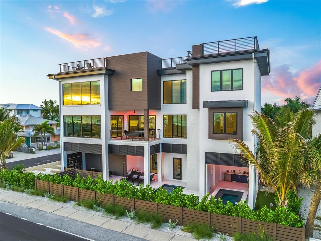 Exterior, Facade, Modern