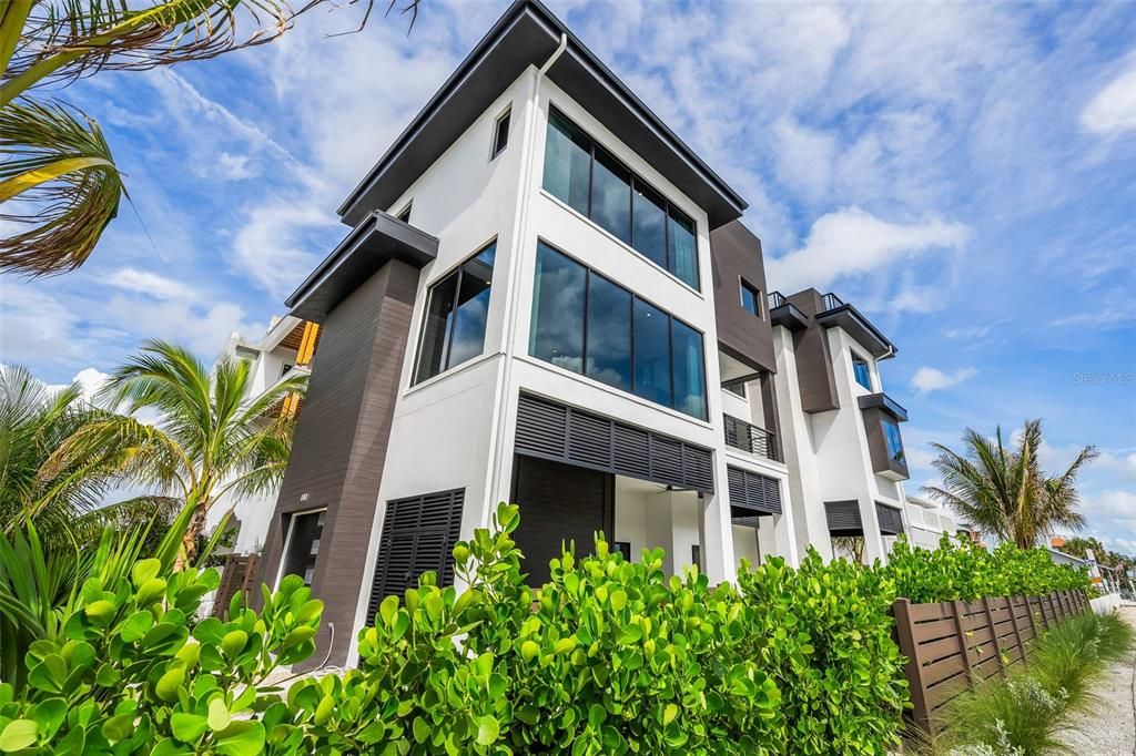 Exterior, Facade, Modern