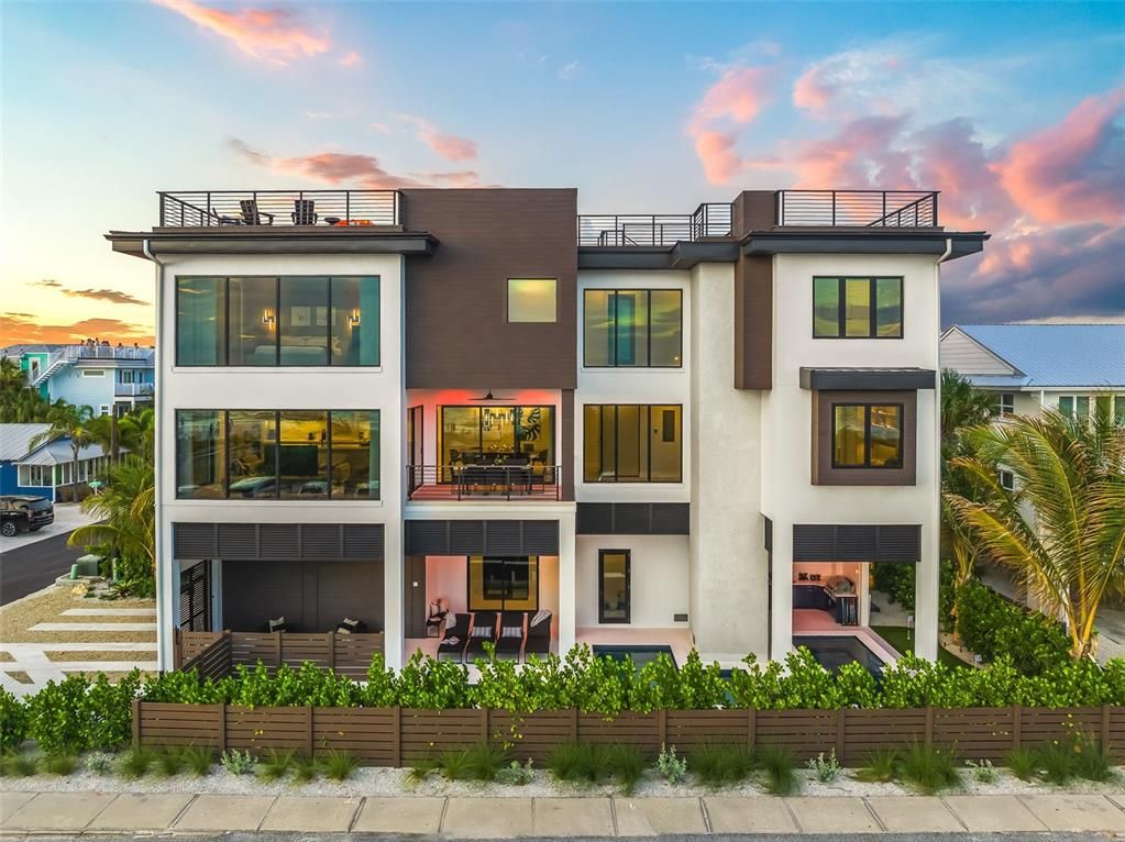 Exterior, Facade, Modern