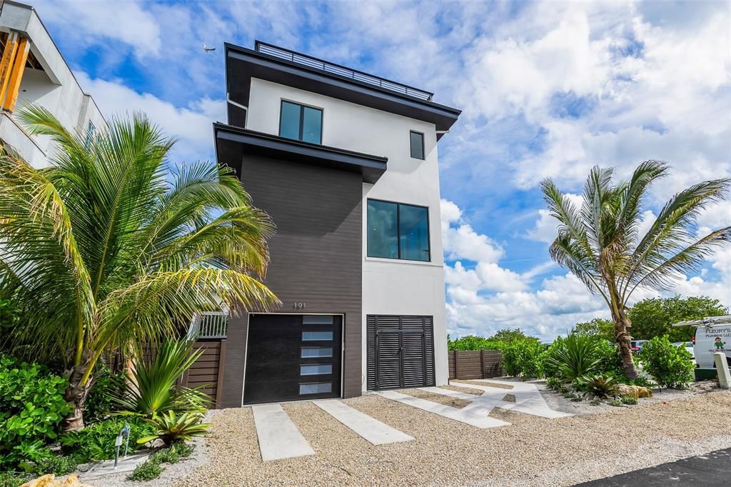 Attached, Exterior, Facade, Modern