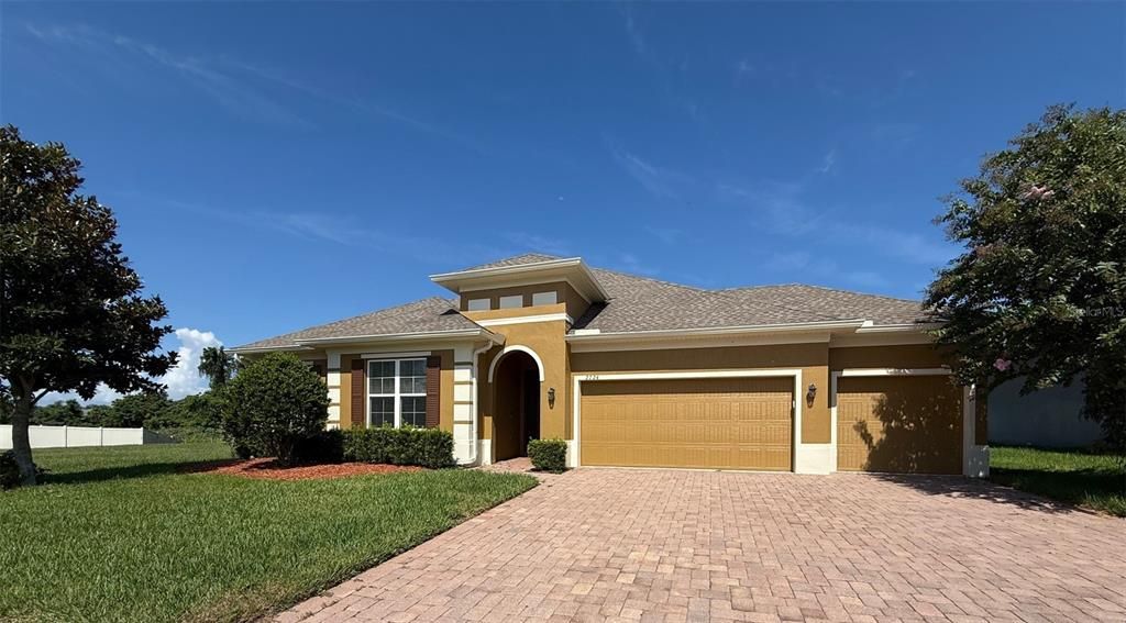 Attached, Exterior, Facade, Mediterranean