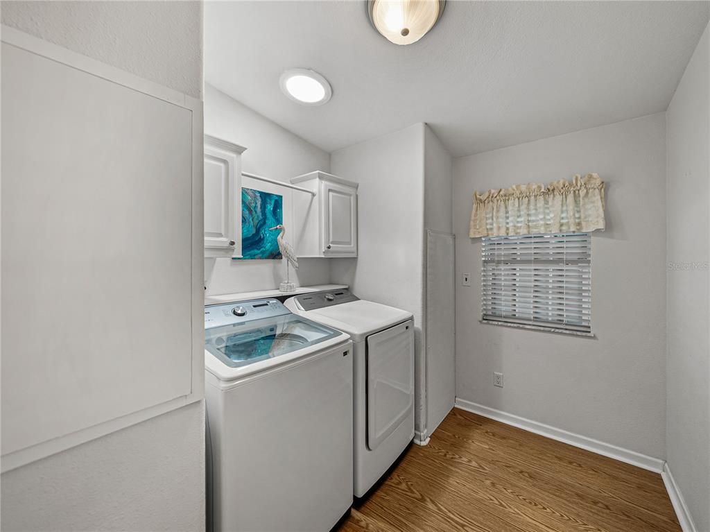 Interior, Recessed Lighting, Washer, Wood Texture Flooring