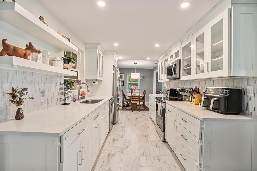 Chandelier, Dining room, Interior, Kitchen, Marble, Pendant Lights, Recessed Lighting