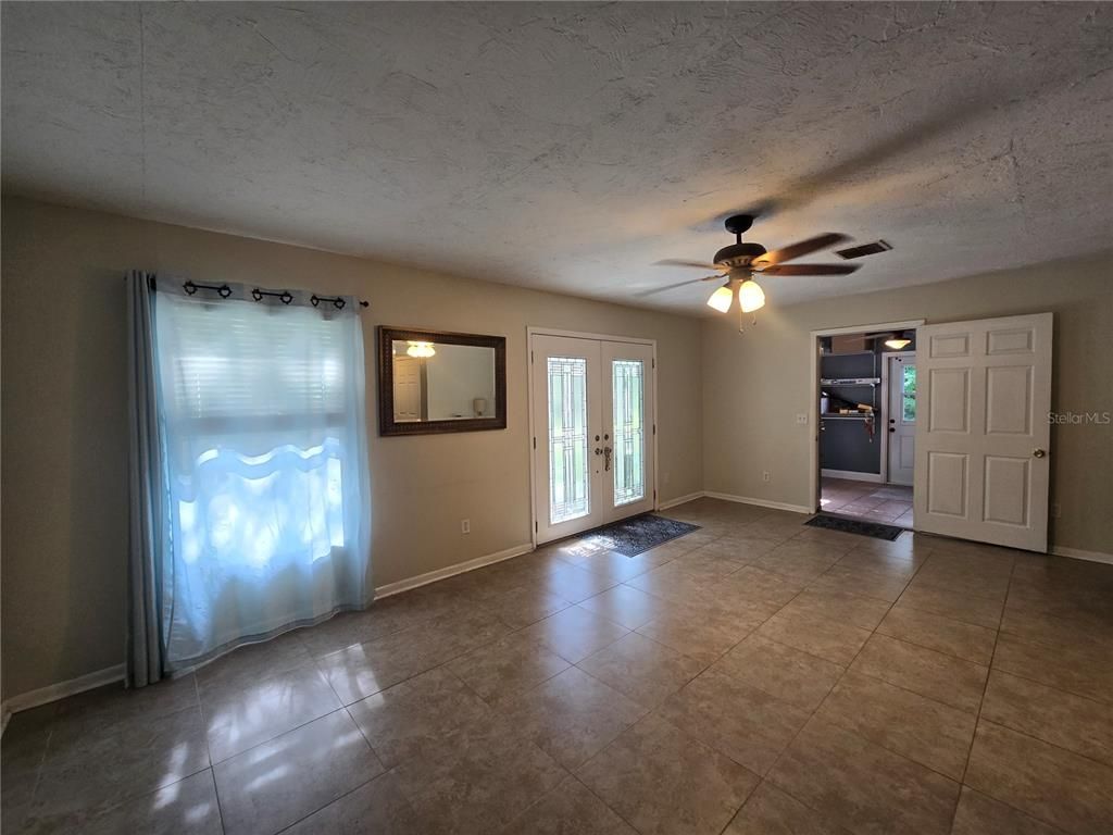 Empty room, Interior