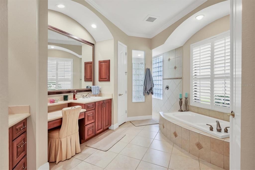 Bathroom, Dual Sink Vanities, Interior, Recessed Lighting