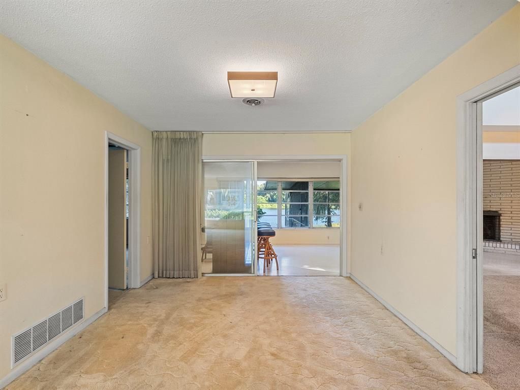 Empty room, Interior