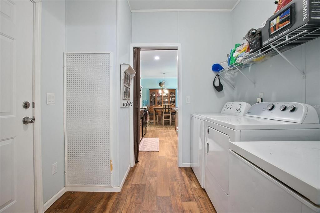 Interior, Recessed Lighting, Washer, Wood Texture Flooring